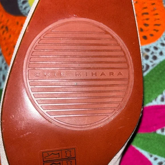 Chie Mihara Hellin Cream Flats with Gold Detail - Picture 7 of 11